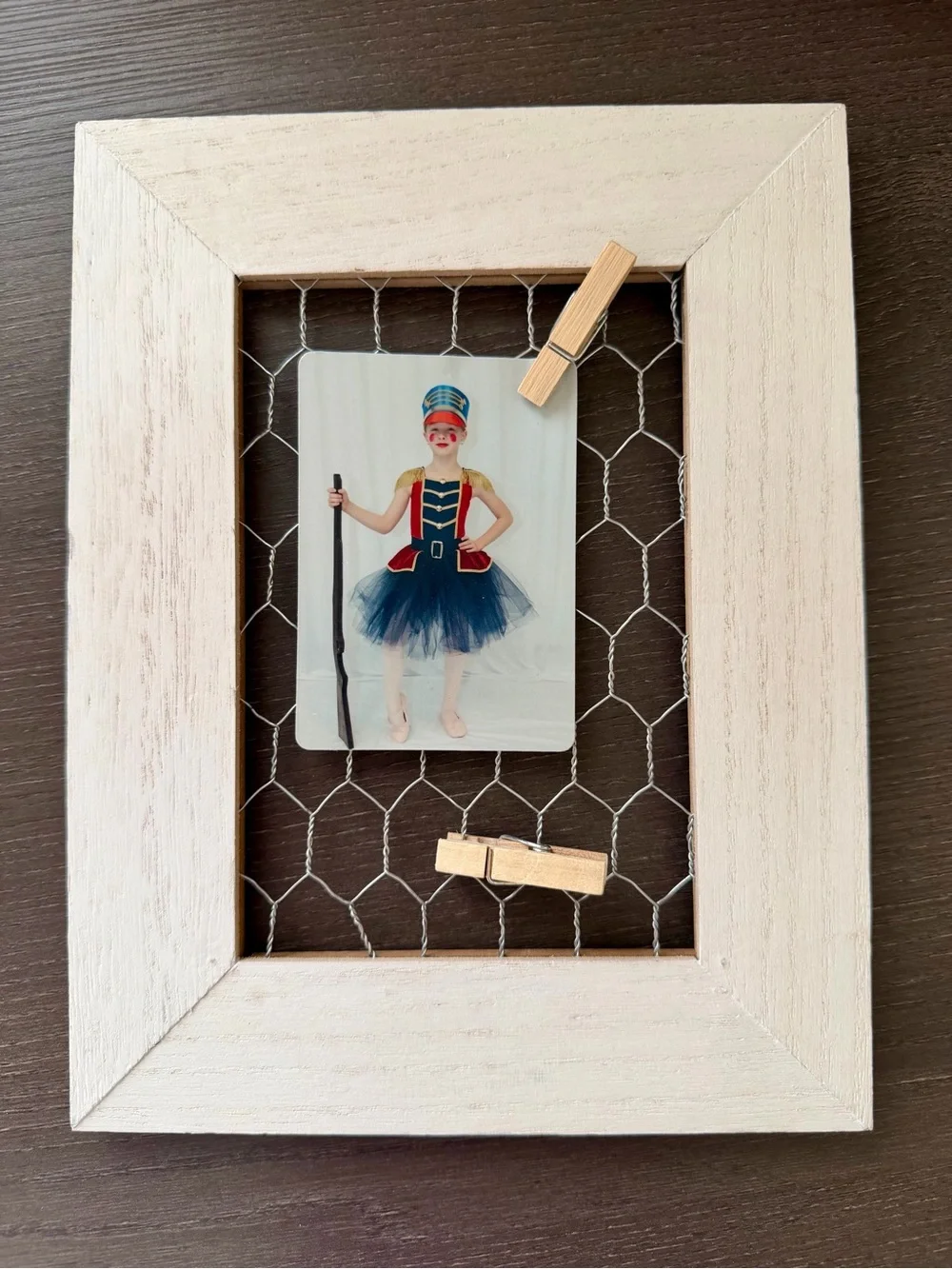 Rustic White Chicken Wire Photo Frame with Clothespin Clips